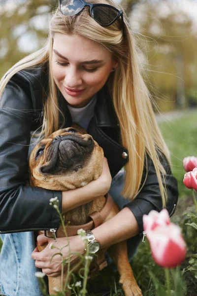 Bella Donna Bionda Che Abbraccia Suo Divertente Cucciolo Bulldog Francese — Foto Stock
