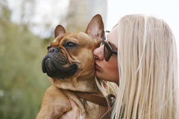 漂亮的年轻女子吻着她的狗 爱她的主人吻了她的宠物 — 图库照片
