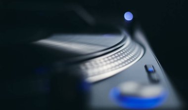 DJ pikabını yakın çekime al. Vinil sicili olan profesyonel bir analog güverte. Bir konser sahnesinde disk jokey ses ekipmanı