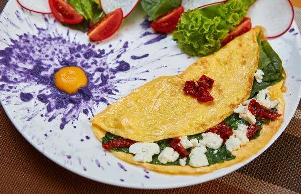 Haute Kuchni Jedzenie Śniadanie Omlet Dla Smakoszy Suszonymi Pomidorami Szpinakiem — Zdjęcie stockowe