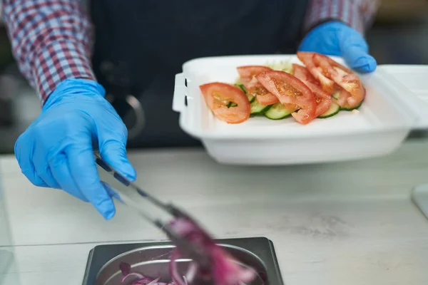 Der Koch Bereitet Gesunde Vegetarische Lunchpakete Zum Mitnehmen Küchenhelfer Nehmen — Stockfoto