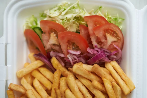 Griechische Kalamaki Lunchbox Flacher Lage Pommes Mit Frischem Gemüse Und — Stockfoto