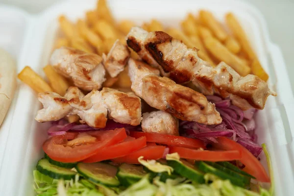 用希腊卡拉马基菜做的泡沫饭盒 在快餐店里 传统的苏弗拉基肉和薯条被拿来当外卖 — 图库照片