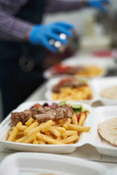 Der Koch Würzt Lunchpakete Mit Traditionellen Griechischen Kalamaki Gerichten Traditionelles — Stockfoto