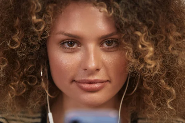 Portret Pięknej Kręconej Kobiety Słuchawkach Słuchającej Ulubionej Muzyki Online — Zdjęcie stockowe