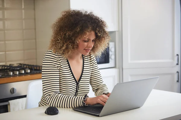 Mooie Witte Vrouw Met Krullend Haar Typt Tekst Een Laptop — Stockfoto