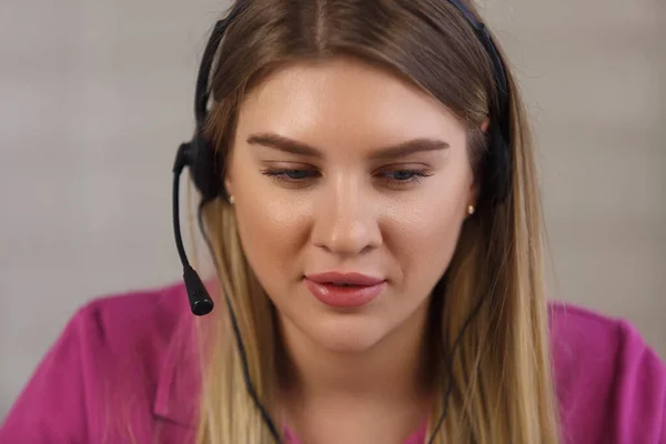 形象友好的客户支持操作员在耳机 一个快乐的年轻女人打电话给顾客 — 图库照片