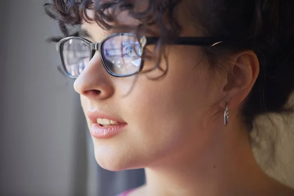 Portrét Krásné Brunetky Brýlích Jak Dívá Okna Domů Atraktivní Ukrajinská — Stock fotografie