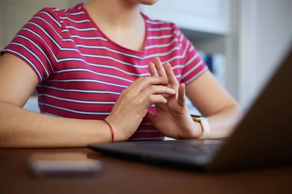 Mãos Uma Estudante Estudando Online Jovem Mulher Usando Computador Portátil — Fotografia de Stock