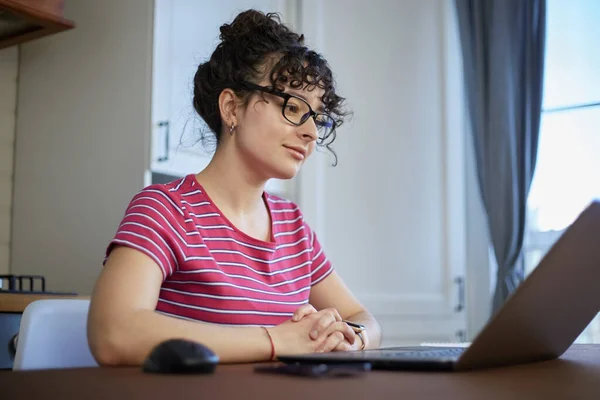 Studenten Meisje Dat Online Studeert Portret Van Een Mooie Blanke — Stockfoto