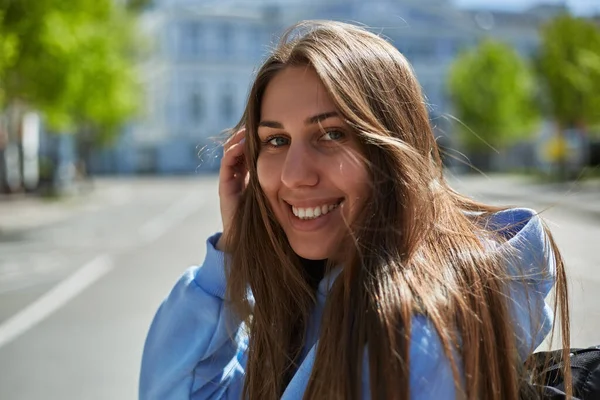 春に街を歩く長い暗い髪を持つかなりウクライナの女性の肖像画 優しい笑顔で陽気な若い女性 — ストック写真