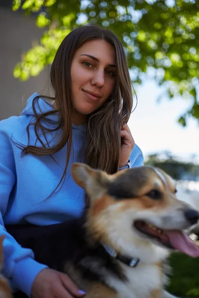 Портрет Красивой Молодой Женщины Сидящей Скамейке Собакой Корги Веселый Владелец — стоковое фото