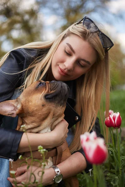 Cane Amante Donna Abbracciando Cucciolo Bulldog Francese Amato Proprietario Animali — Foto Stock