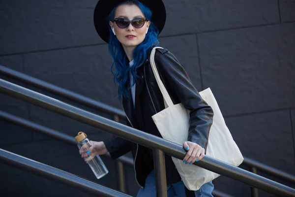Modelo Feminino Diverso Com Cabelo Azul Tingido Sacola Ombro Subindo — Fotografia de Stock