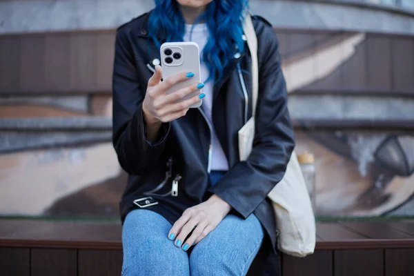 Junge Frau Mit Smartphone Freien Eine Unkenntliche Person Sitzt Auf — Stockfoto