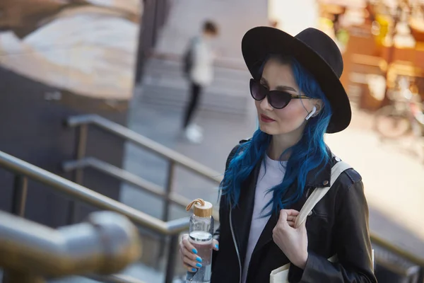 Elegante Fêmea Diversificada Com Cabelo Azul Subindo Escadas Centro Cidade — Fotografia de Stock