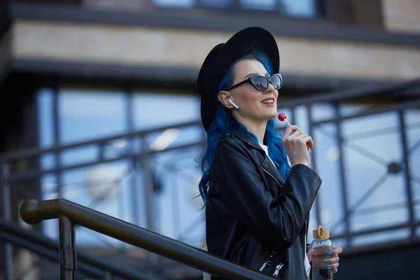 Mavi Saçlı Mutlu Kadın Müziğin Tadını Çıkarıyor Kablosuz Kulaklık Takan — Stok fotoğraf