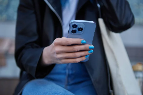 Молодая Женщина Использует Современный Синий Смартфон Тройной Камерой Неузнаваемая Женщина — стоковое фото