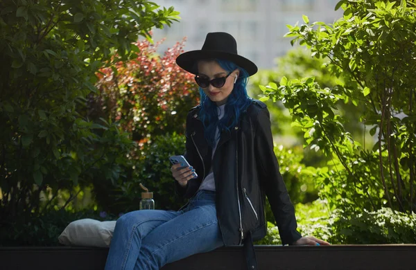 Mulher Diversificada Bonita Com Cabelo Azul Tingido Usando Telefone Inteligente — Fotografia de Stock