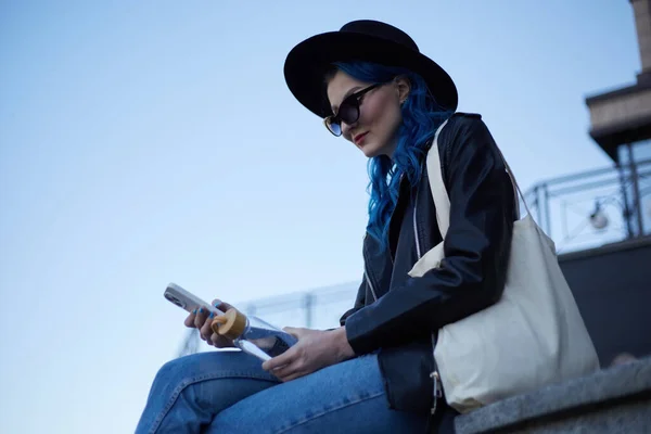 Eşya Çantası Hippi Şapkası Takan Şık Bir Kadın Elinde Cam — Stok fotoğraf