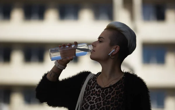 Ung Mångsidig Kvinna Dricksvatten Från Glasflaska Utomhus Snygg Kvinnlig Person — Stockfoto