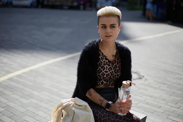 Gyönyörű Változatos Rövid Hajjal Tetoválásokkal Egy Padon Város Központjában Egy — Stock Fotó