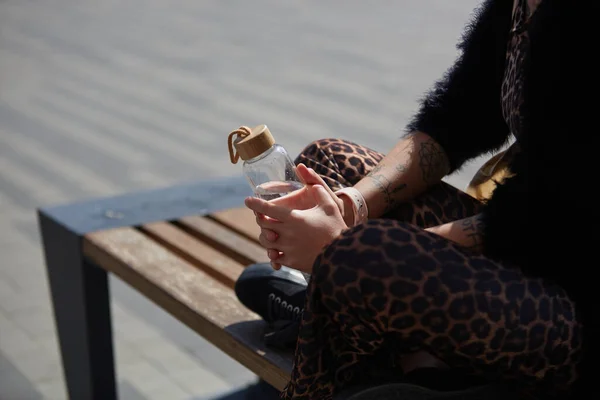 Ung Person Som Håller Glasflaska Sötvatten Oigenkännlig Kvinna Moderiktiga Leopardkläder — Stockfoto