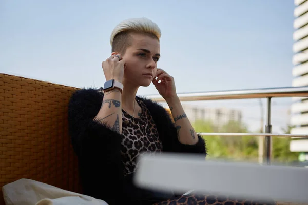 Diverse Junge Frauen Hören Musik Mit Drahtlosen Kopfhörern Freien Weiße — Stockfoto