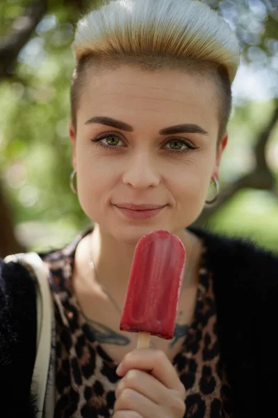 Kısa Saçlı Neşeli Genç Değişik Bir Kadın Dışarıda Yabanmersinli Dondurmayla — Stok fotoğraf