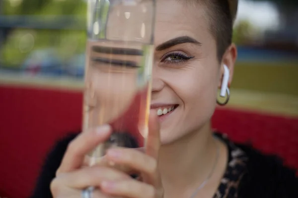 Söt Ung Kvinna Som Poserar Med Glasflaska Vatten Porträtt Vacker — Stockfoto