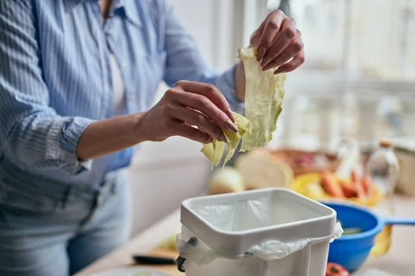 Kadın Evde Gübre Kutusunda Yemek Pişiriyor Organik Atıkları Geri Dönüştürüyor — Stok fotoğraf