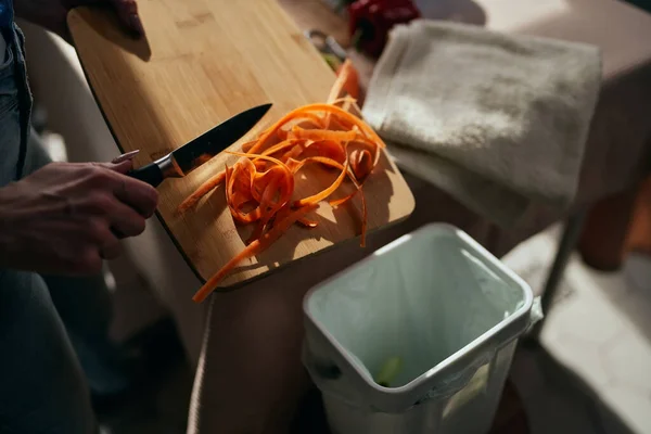 Aşçı Gübre Kutusundaki Kesme Tahtasından Yemek Artıklarını Atıyor Sorumluluk Sahibi — Stok fotoğraf