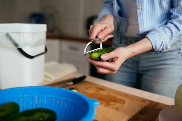 Hanımı Evcil Bir Mutfakta Salatalık Derisi Soyuyordu Kadın Evde Sağlıklı — Stok fotoğraf