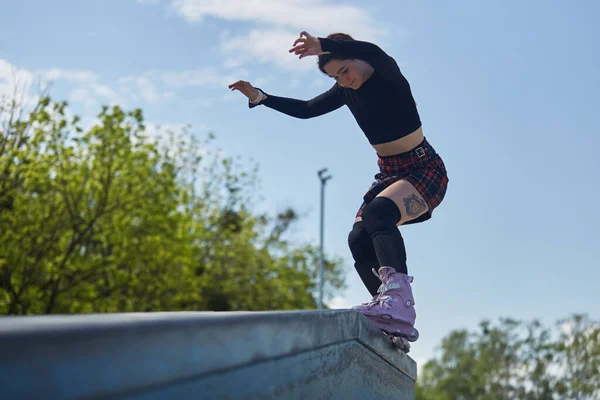 Mladá Samice Brousí Římse Skateparku Agresivní Inline Bruslař Atlet Provádějící — Stock fotografie
