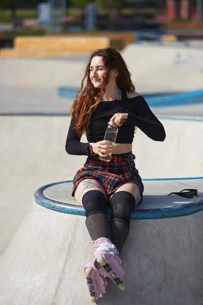 Agressivo Inline Skater Fêmea Vestindo Modernas Lâminas Rolo Roxo Beber — Fotografia de Stock