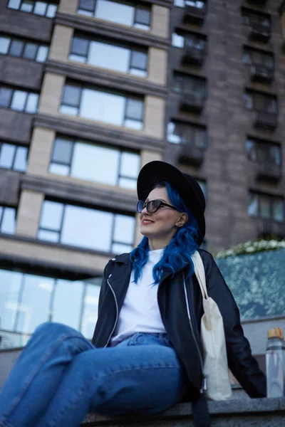 Heureuse Femme Diversifiée Avec Les Cheveux Bleus Teints Refroidissant Plein — Photo