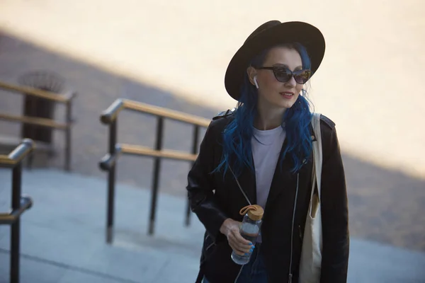 Şehir Merkezinde Merdivenlerde Yürüyen Mavi Saçlı Genç Bir Kadın Omzunda — Stok fotoğraf