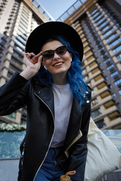 Amigável Mulher Diversificada Com Cabelo Azul Posa Com Sorriso Alegre — Fotografia de Stock