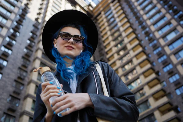 Retrato Una Hermosa Persona Diversa Posando Con Botella Agua Vidrio — Foto de Stock