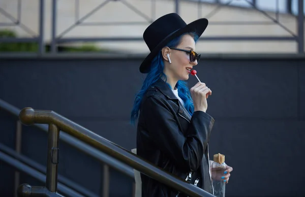 Elegante Mulher Diversificada Com Cabelo Azul Andando Rua Cidade Lambendo — Fotografia de Stock
