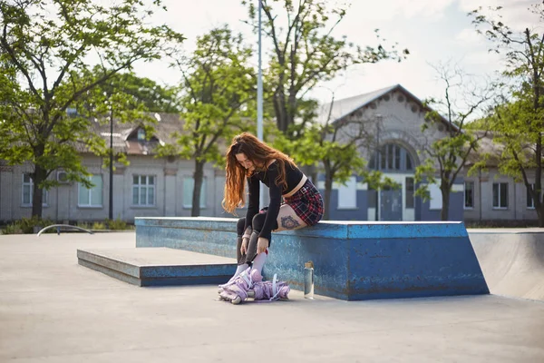 Mujer Patinadora Poniéndose Ropa Protectora Antes Dar Paseo Skatepark Cool — Foto de Stock