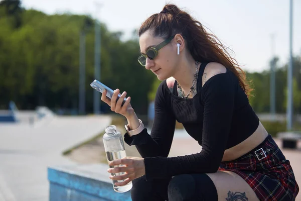 Joven Patinadora Femenina Fresca Bebiendo Agua Una Botella Vidrio Skatepark —  Fotos de Stock