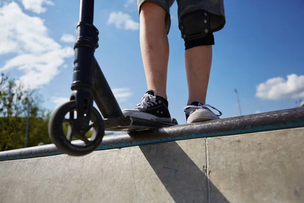 Dzieciak Hulajnodze Skateparku Latem Młody Nastolatek Jeżdżący Popularnym Hulajnodze Betonowym — Zdjęcie stockowe