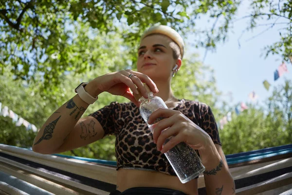 Korte Harige Jonge Vrouw Zittend Een Hangmat Het Bos Drinkwater — Stockfoto