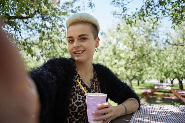 Весела Різноманітна Жінка Коротким Пофарбованим Волоссям Приймає Селфі Зеленому Парку — стокове фото
