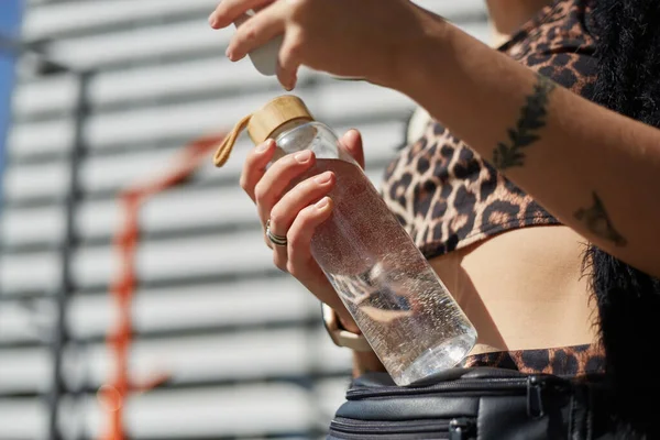 Θηλυκό Άτομο Που Κρατάει Ένα Γυάλινο Μπουκάλι Νερό Στο Χέρι — Φωτογραφία Αρχείου