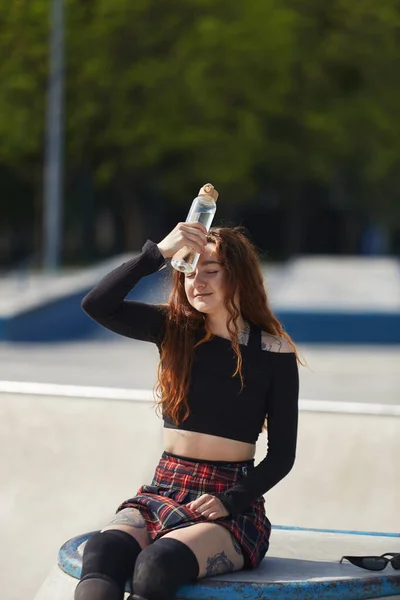 Erschöpft Sitzt Die Skaterin Mit Einer Glasflasche Kalten Wassers Der — Stockfoto