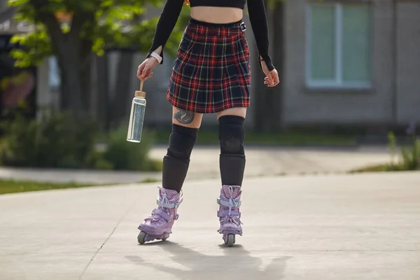 Menina Patinadora Linha Patinando Parque Skate Com Uma Garrafa Vidro — Fotografia de Stock