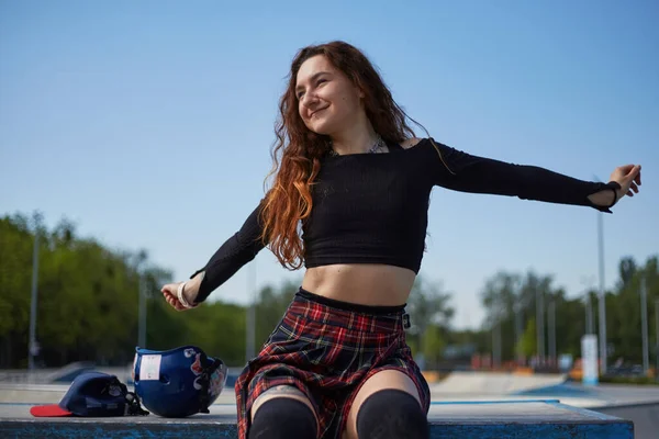 Весела Молода Жінка Розтягується Перед Поїздкою Скейтпарк Людина Готується Катання — стокове фото