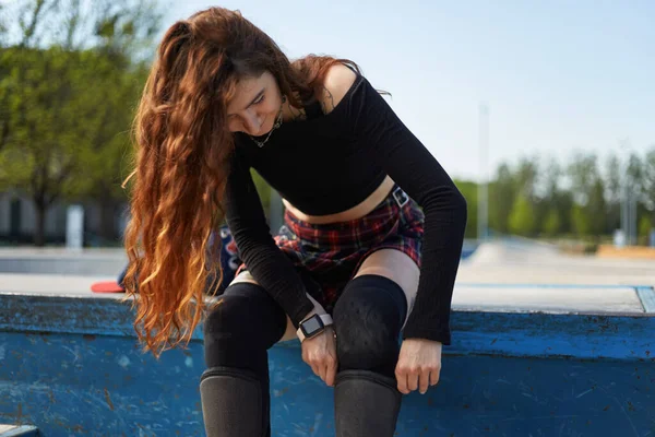 Jonge Skater Vrouwtje Zet Beschermende Kniebeschermers Een Skatepark Mooie Roodharige — Stockfoto